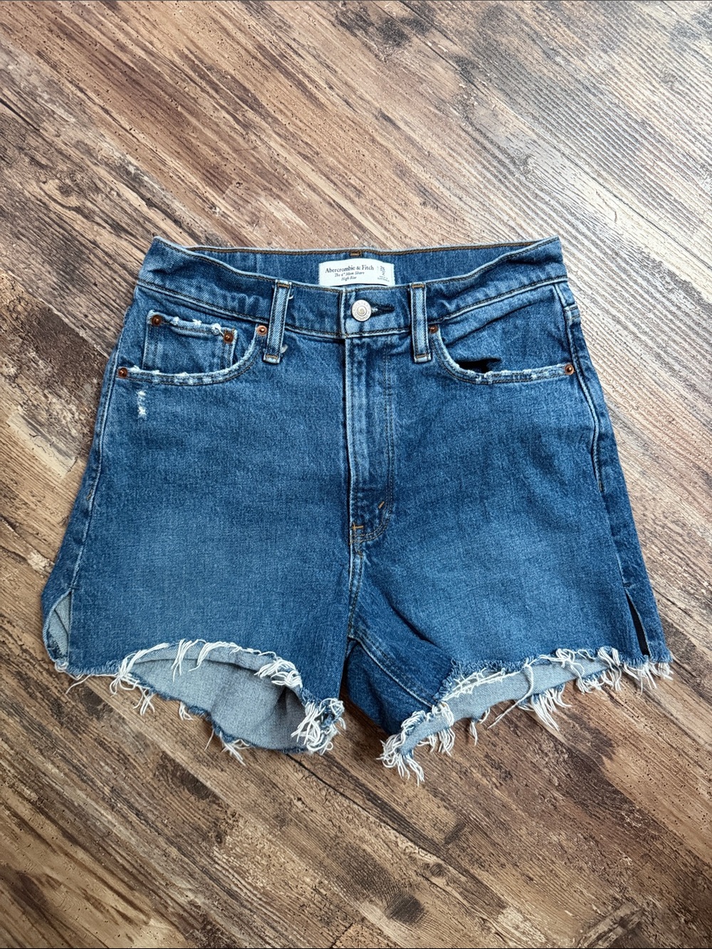 Abercrombie & Fitch Curve Love High Rise The 4" Mom Short size 26